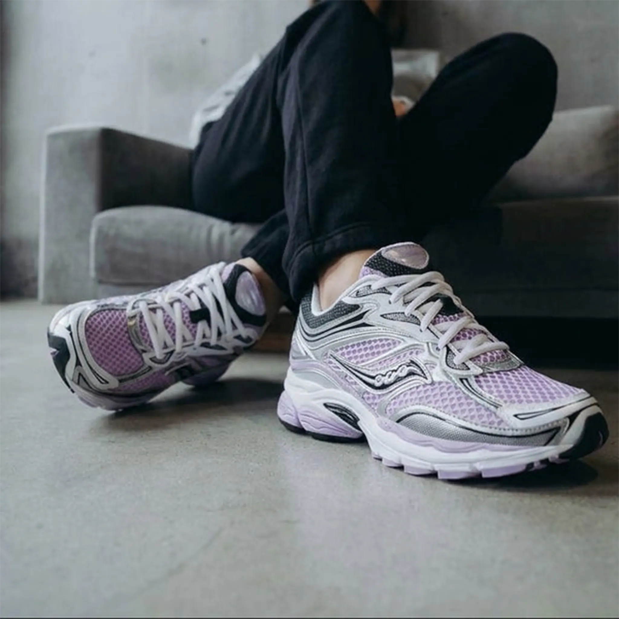 Model View of Saucony Progrid Omni 9 Silver Lilac S70739-46